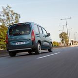 Das Ladevolumen: üppige 775 bis 1050 Liter – praktisch zu be- und entladen per Schiebetür. Leider ist die 100 kW / 136 PS starke Variante des e-Berlingo mit einem Preis ab 36.940 Euro alles andere als günstig. Der Mehrpreis lässt sich durch etwaige Ersparnisse beim Kraftstoff über die Lebenszeit kaum herausfahren, und die maximale Reichweite ist mit 350 Kilometern durch den 50-kWh-Akku recht überschaubar