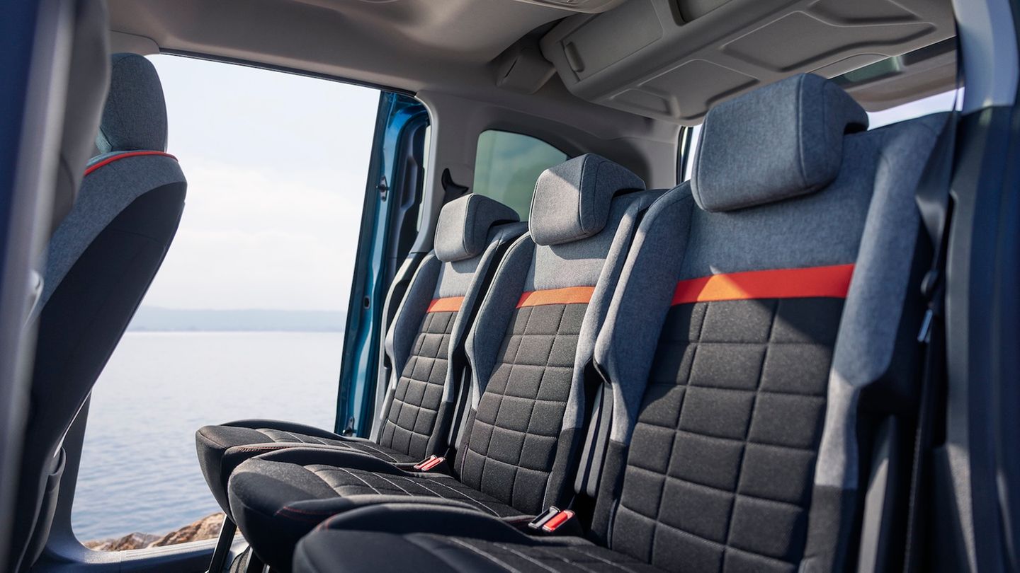 Praktisch: Der Citroen Berlingo ist in zwei Radständen erhältlich, und wem die normale Version mit ihrer Länge von 4,40 Metern nicht reicht, der kann sich für die XL-Version mit einem Längenzuwachs von 35 cm entscheiden. Bei der Elektroversion ist bei schmalen 132 km/h Schluss – das macht längere Autobahntouren zäh
