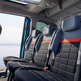 Praktisch: Der Citroen Berlingo ist in zwei Radständen erhältlich, und wem die normale Version mit ihrer Länge von 4,40 Metern nicht reicht, der kann sich für die XL-Version mit einem Längenzuwachs von 35 cm entscheiden. Bei der Elektroversion ist bei schmalen 132 km/h Schluss – das macht längere Autobahntouren zäh
