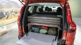 Wer an günstige Autos für die Familie denkt, dem kommt schneller als andere Marken der Renault-Ableger Dacia in den Sinn. Einen echten Familienvan gibt es bei Dacia aktuell nicht, jedoch mit dem Jogger einen geräumigen Kombi, der die Stärken von Van und SUV in sich trägt. Auf gerade einmal 4,55 Metern Länge gibt es Platz für fünf und notfalls sogar sieben Personen