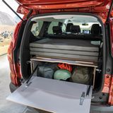 Wer an günstige Autos für die Familie denkt, dem kommt schneller als andere Marken der Renault-Ableger Dacia in den Sinn. Einen echten Familienvan gibt es bei Dacia aktuell nicht, jedoch mit dem Jogger einen geräumigen Kombi, der die Stärken von Van und SUV in sich trägt. Auf gerade einmal 4,55 Metern Länge gibt es Platz für fünf und notfalls sogar sieben Personen