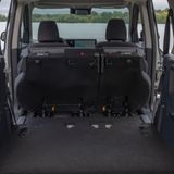 Ford hat in den vergangenen Jahren nur selten positive Schlagzeilen gemacht und ist von vielen Einkaufslisten längst verschwunden. Dabei gibt es mit dem Tourneo Courier eine besonders interessante Version für Familien, die im Alltag viel Freiraum benötigen. Der Hochdachkombi ist sich über die Jahre mit seinem variablen Platzangebot treu geblieben