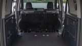 Ford hat in den vergangenen Jahren nur selten positive Schlagzeilen gemacht und ist von vielen Einkaufslisten längst verschwunden. Dabei gibt es mit dem Tourneo Courier eine besonders interessante Version für Familien, die im Alltag viel Freiraum benötigen. Der Hochdachkombi ist sich über die Jahre mit seinem variablen Platzangebot treu geblieben