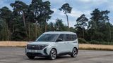 Der Kölner bietet Platz für fünf Personen oder ein gigantisches Ladevolumen von 570 bis über 2100 Litern. Mit einer Länge von 4,35 Metern ist der Ford Tourneo Courier in der Kompaktklasse unterwegs, bietet jedoch Raum wie ein großer Kombi oder eben ein Van. Besonders praktisch sind nicht nur die weit aufschwingende Heckklappe, sondern auch die beiden Schiebetüren