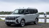 Preislich geht es bei 25.000 Euro für den 125-PS-Benziner los, der wahlweise mit Handschaltung oder Doppelkupplungsgetriebe zu bekommen ist. Wer will, kann seinen Tourneo auch von einem Elektromotor mit 100 kW / 136 PS antreiben lassen. Die Reichweite ist nicht einmal 300 km jedoch sehr überschaubar. Das gilt mit knapp 36.000 Euro allerdings nicht für den Preis
