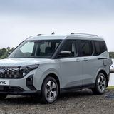 Preislich geht es bei 25.000 Euro für den 125-PS-Benziner los, der wahlweise mit Handschaltung oder Doppelkupplungsgetriebe zu bekommen ist. Wer will, kann seinen Tourneo auch von einem Elektromotor mit 100 kW / 136 PS antreiben lassen. Die Reichweite ist nicht einmal 300 km jedoch sehr überschaubar. Das gilt mit knapp 36.000 Euro allerdings nicht für den Preis