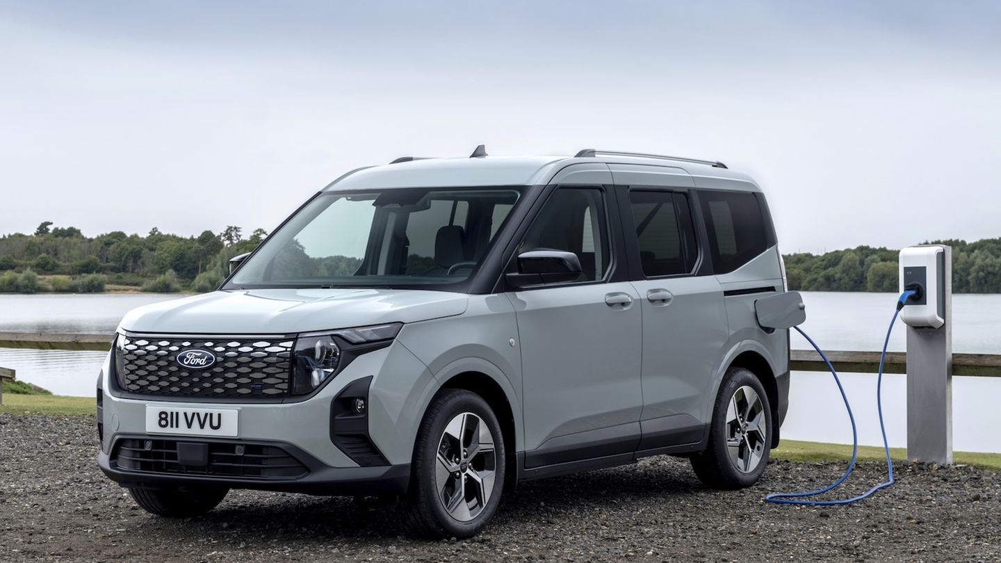 Automarkt: Preislich geht es bei 25.000 Euro für den 125-PS-Benziner los, der wahlweise mit Handschaltung oder Doppelkupplungsgetriebe zu bekommen ist. Wer will, kann seinen Tourneo auch von einem Elektromotor mit 100 kW / 136 PS antreiben lassen. Die Reichweite ist nicht einmal 300 km jedoch sehr überschaubar. Das gilt mit knapp 36.000 Euro allerdings nicht für den Preis Preislich geht es bei 25.000 Euro für den 125-PS-Benziner los, der wahlweise mit Handschaltung oder Doppelkupplungsgetriebe zu bekommen ist. Wer will, kann seinen Tourneo auch von einem Elektromotor mit 100 kW / 136 PS antreiben lassen. Die Reichweite ist nicht einmal 300 km jedoch sehr überschaubar. Das gilt mit knapp 36.000 Euro allerdings nicht für den Preis