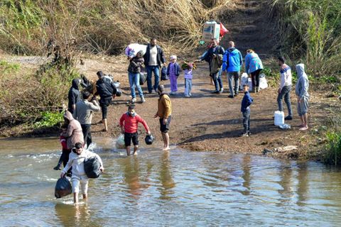 Menschen fliehen über die syrisch-libanesische Grenze