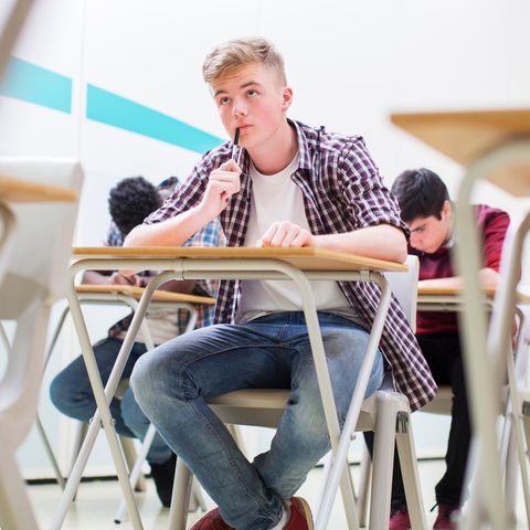 Ein Schüler in einem Klassenraum