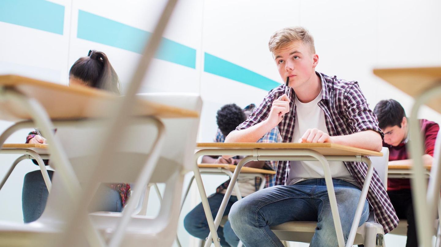 Ein Schüler in einem Klassenraum Ein Schüler in einem Klassenraum