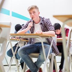 Ein Schüler in einem Klassenraum