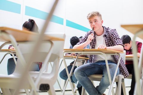 Ein Schüler in einem Klassenraum
