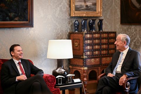 Montenegro (links) und Rebelo de Sousa im Präsidentenpalast in Lissabon