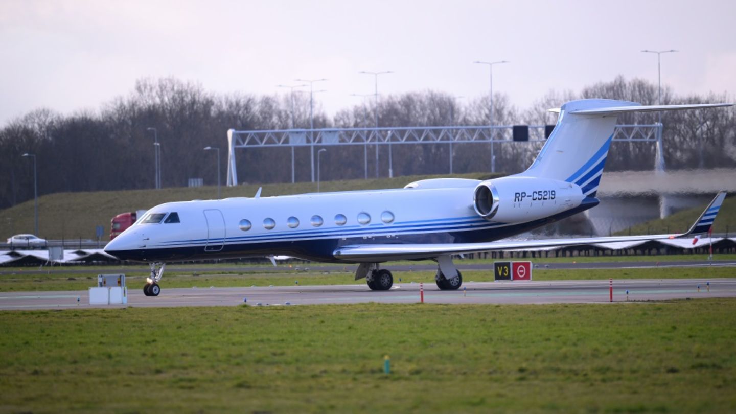 Flugzeug landet in Rotterdam