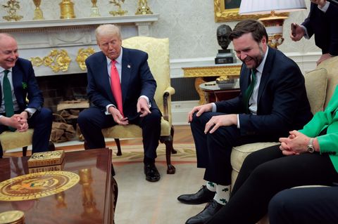 Donald Trump zeigt auf die Socken von J.D. Vance