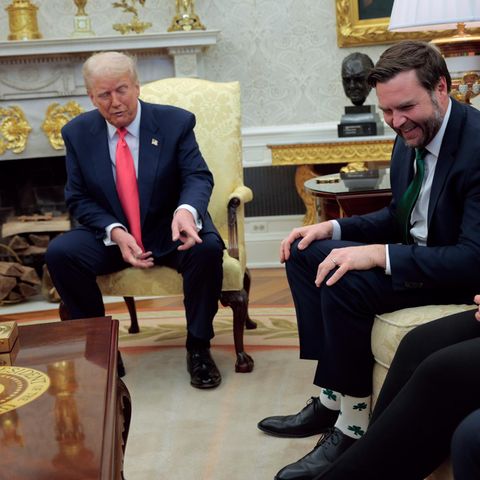 Donald Trump zeigt auf die Socken von J.D. Vance