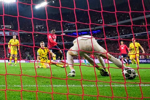 Gregor Kobel rutscht in der Champions League der Ball durch die Beine