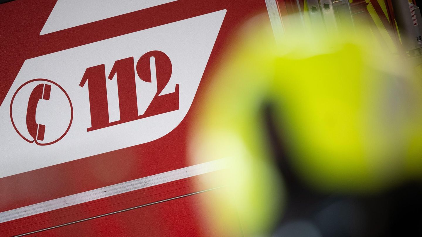 Eine Familie ruft die Feuerwehr an und klagt über Kopfschmerzen – es handelt sich um Rauchvergiftungen (Symbolbild)