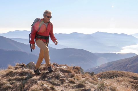 Eine Mann steht auf einem Berg