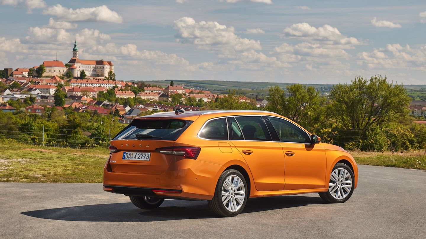 Keine Chance für sieben Personen, aber viel Platz für vier oder notfalls auch fünf Personen und somit die ganze Familie. Preislich startet der 115 PS starke Basisbenziner Octavia 1.5 TSI knapp unter 28.500 Euro. Nach oben geht es mit sportlichen RS-Modellen und Komfortausstattung allerdings bis über 50.000 Euro