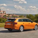 Keine Chance für sieben Personen, aber viel Platz für vier oder notfalls auch fünf Personen und somit die ganze Familie. Preislich startet der 115 PS starke Basisbenziner Octavia 1.5 TSI knapp unter 28.500 Euro. Nach oben geht es mit sportlichen RS-Modellen und Komfortausstattung allerdings bis über 50.000 Euro