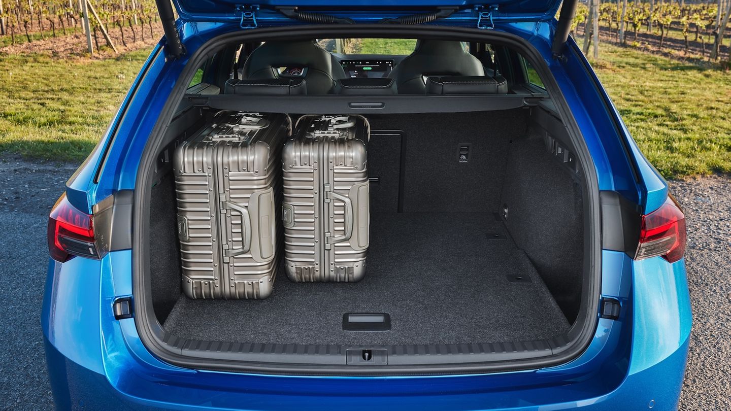 LED-Scheinwerfer, Klimaanlage, Sitzheizung und Bordentertainment gibt es in der günstigsten Ausstattungsvariante Essence ebenso wie einen 640 Liter großen Laderaum, der sich durch Umlegen der Rückbank auf bis zu 1.700 Liter erweitern lässt – auf Wunsch sogar mit elektrischer Heckklappe. Mit 203 km/h Höchstgeschwindigkeit und einem Normverbrauch von unter sechs Litern Super auf 100 Kilometern sind lange Urlaubstouren ohne Ladestopps kein Problem