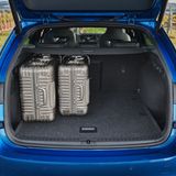 LED-Scheinwerfer, Klimaanlage, Sitzheizung und Bordentertainment gibt es in der günstigsten Ausstattungsvariante Essence ebenso wie einen 640 Liter großen Laderaum, der sich durch Umlegen der Rückbank auf bis zu 1.700 Liter erweitern lässt – auf Wunsch sogar mit elektrischer Heckklappe. Mit 203 km/h Höchstgeschwindigkeit und einem Normverbrauch von unter sechs Litern Super auf 100 Kilometern sind lange Urlaubstouren ohne Ladestopps kein Problem