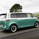 Nicht günstig, aber cool. Nach langem Hin und Her ließ Volkswagen seinen einstigen Bulli mit dem klassischen Design als Elektromodell neu auferstehen. Der ID Buzz ist ausschließlich als Elektromodell zu bekommen und hat abgesehen von dem schmucken Design und zeitgemäßen Antrieben zwei Probleme