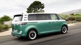 Nicht günstig, aber cool. Nach langem Hin und Her ließ Volkswagen seinen einstigen Bulli mit dem klassischen Design als Elektromodell neu auferstehen. Der ID Buzz ist ausschließlich als Elektromodell zu bekommen und hat abgesehen von dem schmucken Design und zeitgemäßen Antrieben zwei Probleme