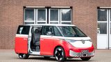 Deutlich souveräner sind die Modelle mit 210 kW / 286 PS unterwegs, die eine Reichweite von deutlich über 400 Kilometern bieten, während die Basisversion kaum über 300 km schafft. Der Laderaum liegt je nach Version zwischen 1.121 und 1.340 Litern