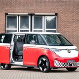 Deutlich souveräner sind die Modelle mit 210 kW / 286 PS unterwegs, die eine Reichweite von deutlich über 400 Kilometern bieten, während die Basisversion kaum über 300 km schafft. Der Laderaum liegt je nach Version zwischen 1.121 und 1.340 Litern