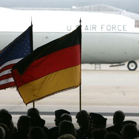 Die amerikanische und die deutsche Flagge auf einer US-Airbase. Elon Musks Drohmails gingen offenbar auch nach Deutschland.