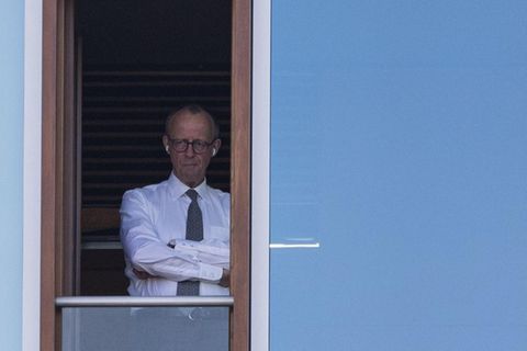 Friedrich Merz schaut konzentriert aus einem Fenster