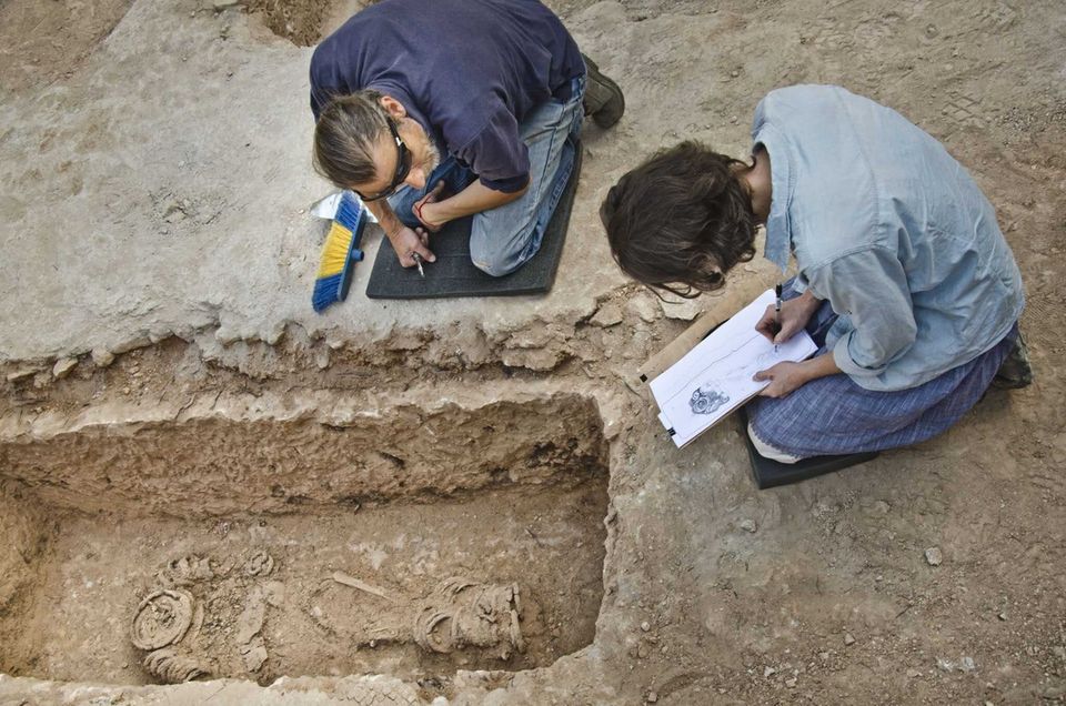 Archäologen dokumentieren das mit Skelett der Nonne Archäologen dokumentieren das mit Skelett der Nonne