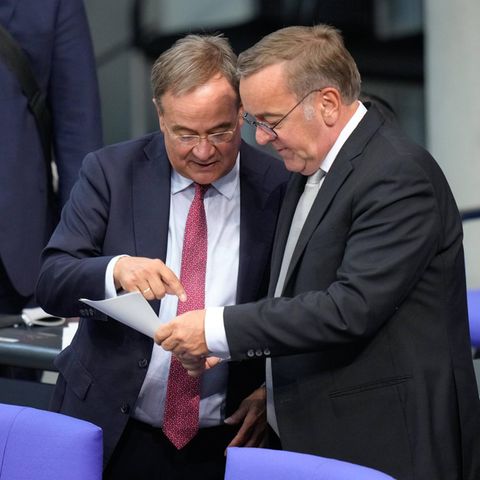 Rechts steht Boris Pistorius (SPD), links Armin Laschet (CDU)