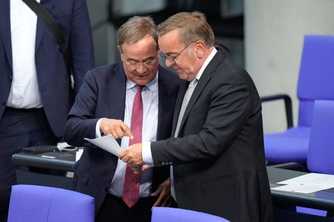 Rechts steht Boris Pistorius (SPD), links Armin Laschet (CDU)