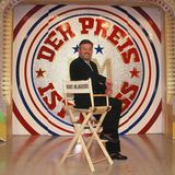 Die fancy Showmusik, die kumpelige Moderation von Harry Wijnvoord, der enthusiastische Kommentar von Walter Freiwald und schon allein das Intro, in dem die Teilnehmer aus dem Publikum ausgewählt wurden – vielleicht war "Der Preis ist heiß" einfach die Gameshow aller Gameshows. Nicht, weil das Schätzen von Preisen besonders anspruchsvoll war, sondern einfach, weil das Gesamtpaket so knallbunt und heimelig war. Hier ging's nicht um Anspruch, hier ging's um Euphorie, obskure Gewinne und herrlich normale Kandidaten