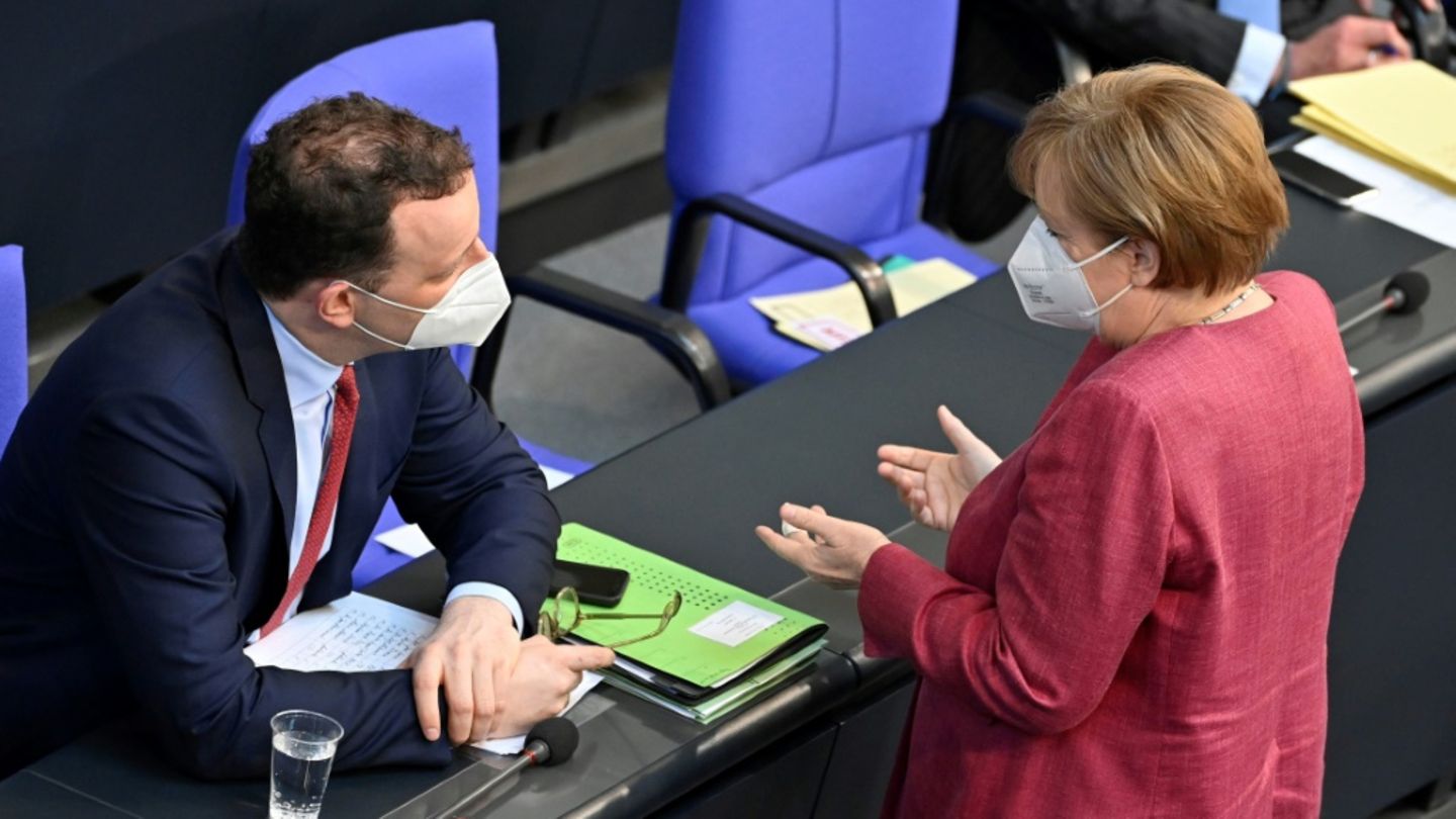 Merkel (r.) und Spahn