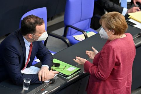 Merkel (r.) und Spahn