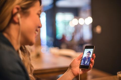 Eine Frau führt mit Whatsapp einen Videoanruf durch