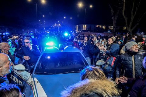 Vor dem Beben ins Freie geflüchtete Menschen in Bagnoli