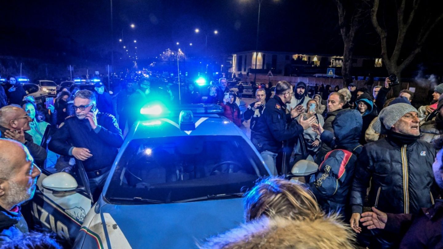 Vor dem Beben ins Freie geflüchtete Menschen in Bagnoli