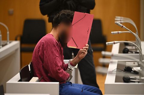 Suleiman Ataee, der mutmaßliche Attentäter von Mannheim, vor Gericht in Stuttgart-Stammheim