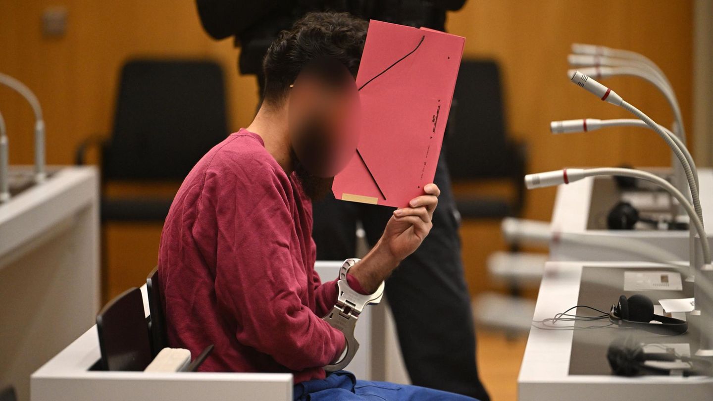 Suleiman Ataee, der mutmaßliche Attentäter von Mannheim, vor Gericht in Stuttgart-Stammheim Suleiman Ataee, der mutmaßliche Attentäter von Mannheim, vor Gericht in Stuttgart-Stammheim
