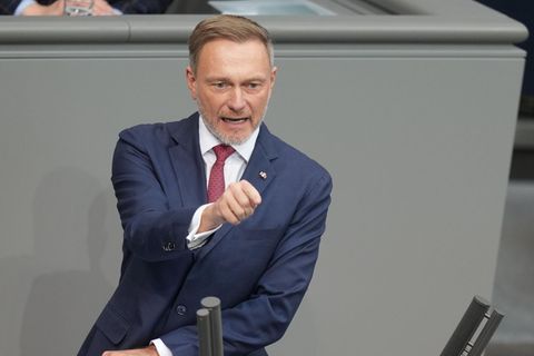 Christian Lindner spricht im Bundestag und zeigt mit dem rechten Zeigefinger auf Friedrich Merz