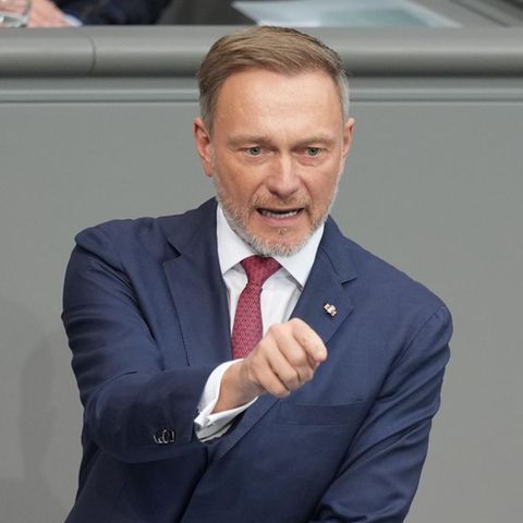 Christian Lindner spricht im Bundestag und zeigt mit dem rechten Zeigefinger auf Friedrich Merz