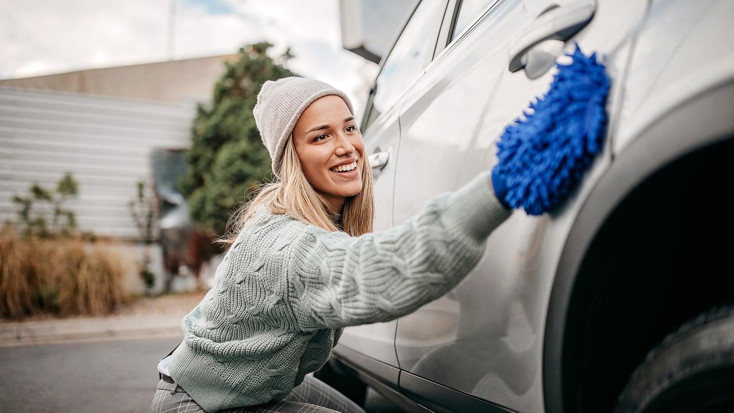 Wash the car yourself: How to clean your vehicle properly