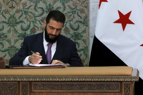 Syriens Übergangspräsident Ahmed al-Scharaa bei der Unterzeichnung der Verfassungserklärung