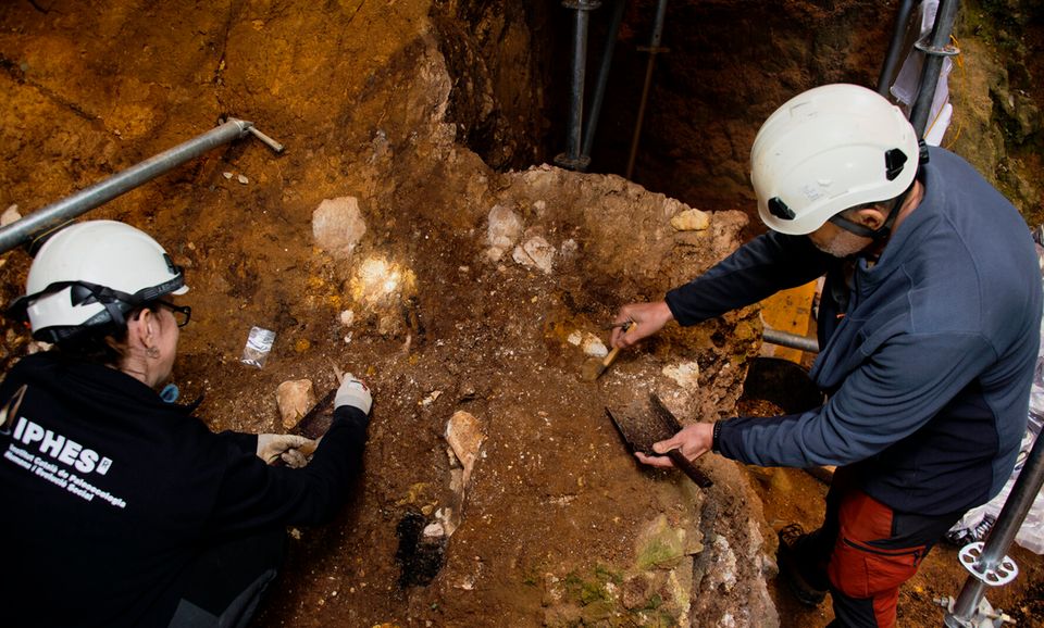 Forscher graben in einer Höhle Forscher graben in einer Höhle
