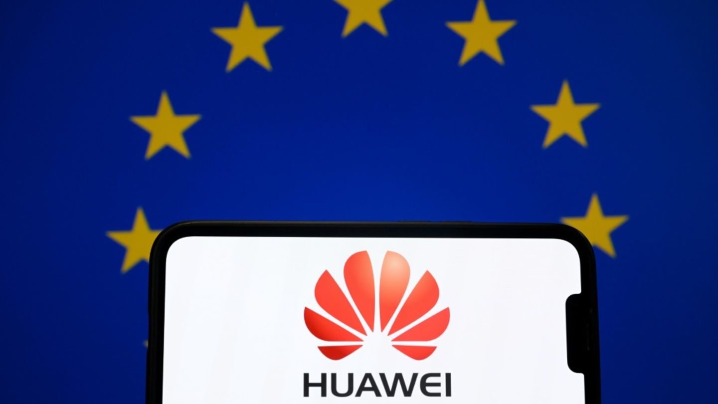 Das Huawei-Logo vor einer Europaflagge